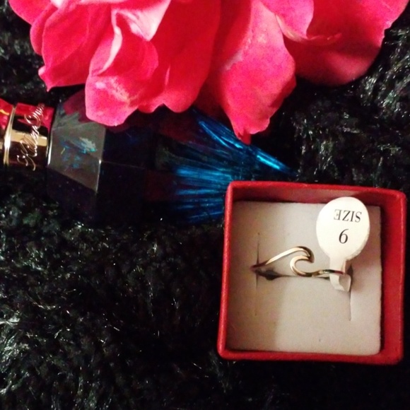 Beautiful Wave Ring - Picture 4 of 8